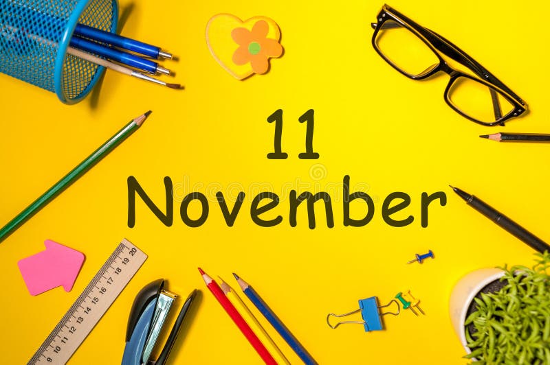 11. November Tag 11 des letzten Herbstmonats, Kalender auf gelbem Hintergrund mit Büroartikel Frau und Männer, die Kenntnisse neh lizenzfreie stockfotos 11. November Tag 11 des letzten Herbstmonats, Kalender auf gelbem Hintergrund mit Büroartikel Frau und Männer, die Kenntnisse neh lizenzfreie stockfotos