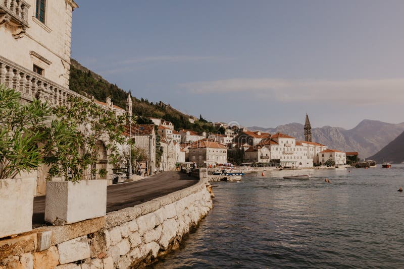 30 novembre 2018 Bello paesaggio mediterraneo - città Perast, baia Boka Kotorska, Montenegro di Cattaro - Immagine immagini stock libere da diritti 30 novembre 2018 Bello paesaggio mediterraneo - città Perast, baia Boka Kotorska, Montenegro di Cattaro - Immagine immagini stock libere da diritti