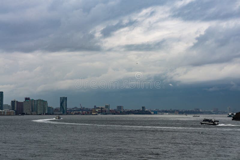 Novembre 2018 - horizon de Manhattan, New York City, vue de Liberty Island, ferry-boat sur l'oc?an images libres de droits Novembre 2018 - horizon de Manhattan, New York City, vue de Liberty Island, ferry-boat sur l'oc?an images libres de droits