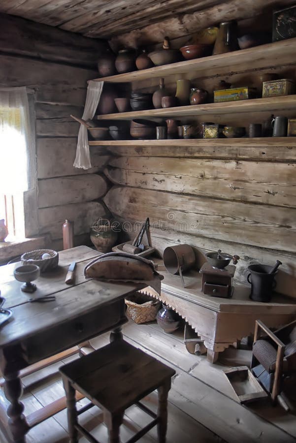 NOVGOROD, RUSSIE - 23 05 2015 : Intérieur de vieux hous en bois rural photos stock NOVGOROD, RUSSIE - 23 05 2015 : Intérieur de vieux hous en bois rural photos stock