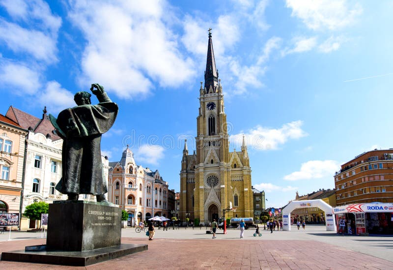 Novi Sad Serbia, Sierpień, - 15, 2018: Novi Sad zwyczajny chodzący teren przy centralne miasto kwadratem na słonecznym dniu zdjęcia royalty free Novi Sad Serbia, Sierpień, - 15, 2018: Novi Sad zwyczajny chodzący teren przy centralne miasto kwadratem na słonecznym dniu zdjęcia royalty free