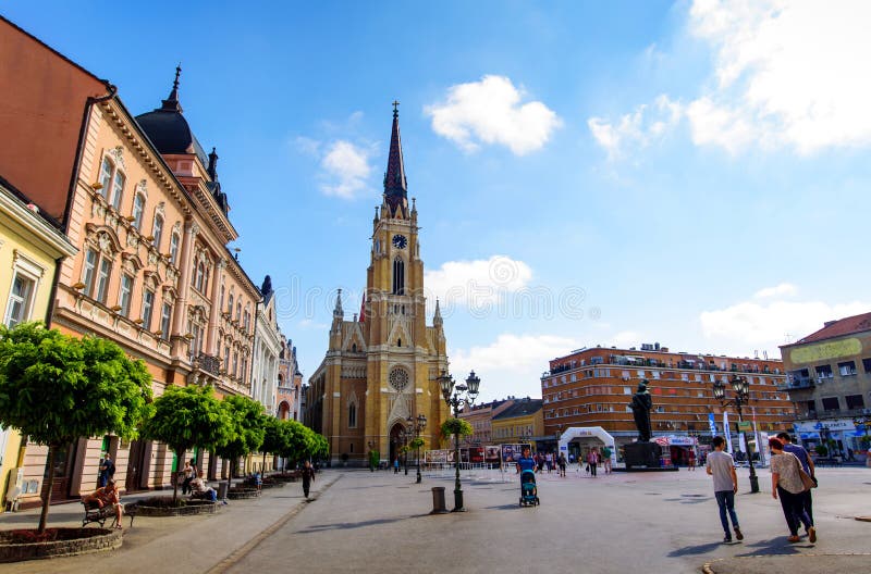 Novi Sad Serbia, Sierpień, - 15, 2018: Novi Sad zwyczajny chodzący teren przy centralne miasto kwadratem na słonecznym dniu obrazy royalty free Novi Sad Serbia, Sierpień, - 15, 2018: Novi Sad zwyczajny chodzący teren przy centralne miasto kwadratem na słonecznym dniu obrazy royalty free