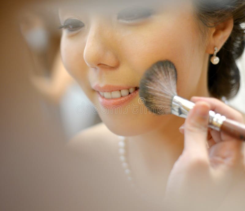 Novia asiática que aplica maquillaje de la boda imagenes de archivo Novia asiática que aplica maquillaje de la boda imagenes de archivo