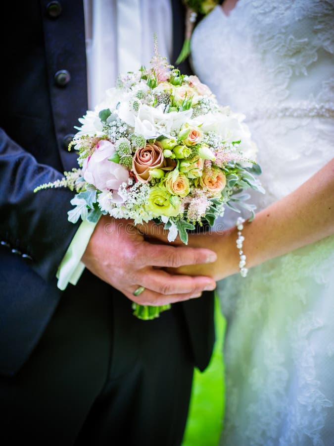 Novia con el novio que sostiene el ramo de la boda en la ceremonia fotos de archivo libres de regalías Novia con el novio que sostiene el ramo de la boda en la ceremonia fotos de archivo libres de regalías