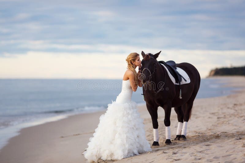 Novia con un caballo por el mar