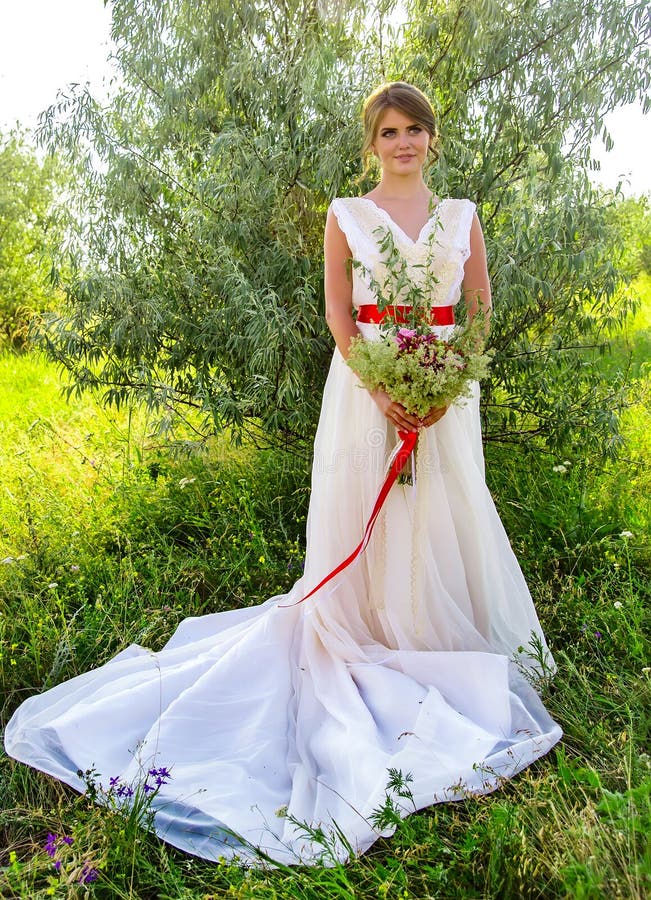 Novia Con Un Ramo En Un Vestido Blanco Con Una Cinta Roja Cerca De Un árbol En El Verano Imagen De Archivo Imagen De Ramo, Flores: 111651257 | Novia Con Un Ramo En Un Vestido Blanco Con Una Cinta Roja Cerca De Un árbol En El Verano Imagen De Archivo Imagen De Ramo, Flores: 111651257 |