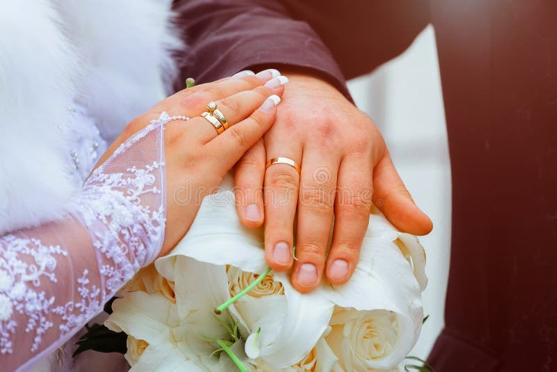 Fotos de manos con anillos de boda new arrivals