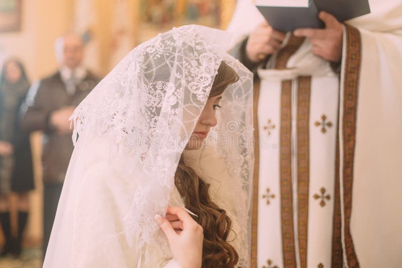 Novia En El Velo Blanco En La Iglesia Durante Una Ceremonia De Boda Foto de archivo - Imagen de cara, ceremonia: 70958392 Novia En El Velo Blanco En La Iglesia Durante Una Ceremonia De Boda Foto de archivo - Imagen de cara, ceremonia: 70958392