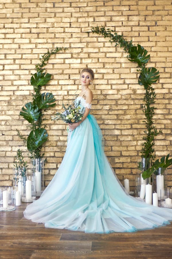 Novia En Un Vestido Hermoso De La Turquesa Antes De La Boda Blonde En Verde De Mar Del Vestido Del Cordón Con Un Ramo Novia Feliz Foto de archivo - Imagen de Novia En Un Vestido Hermoso De La Turquesa Antes De La Boda Blonde En Verde De Mar Del Vestido Del Cordón Con Un Ramo Novia Feliz Foto de archivo - Imagen de