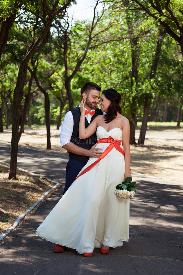Novia europea y novio que se besan en el parque imagenes de archivo Novia europea y novio que se besan en el parque imagenes de archivo