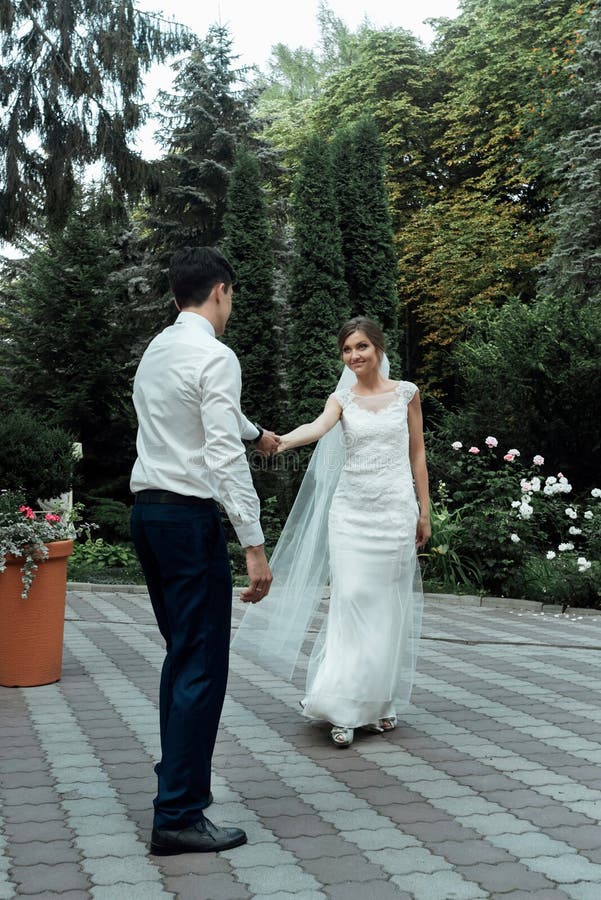 Novia feliz magnífica elegante y ejecución elegante del novio su imagen de archivo libre de regalías Novia feliz magnífica elegante y ejecución elegante del novio su imagen de archivo libre de regalías