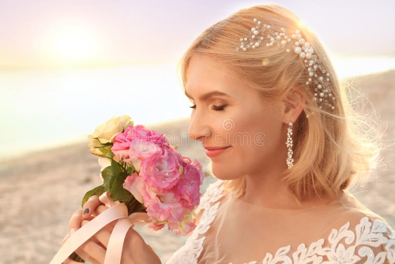 Novia feliz que sostiene el ramo de la boda foto de archivo libre de regalías Novia feliz que sostiene el ramo de la boda foto de archivo libre de regalías