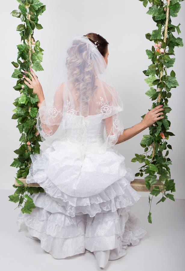 Novia hermosa con el peinado de la boda de la manera Retrato del primer de la novia magnífica joven boda Opinión posterior de la imágenes de archivo libres de regalías Novia hermosa con el peinado de la boda de la manera Retrato del primer de la novia magnífica joven boda Opinión posterior de la imágenes de archivo libres de regalías