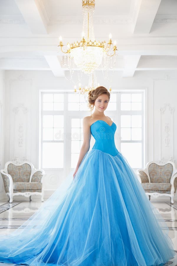Novia Hermosa En El Estilo Azul Magnífico De Cenicienta Del Vestido de - Imagen de modelo, 73408731