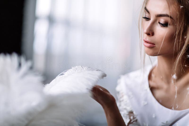 Novia hermosa joven en estilo del boho y plumas blancas imágenes de archivo libres de regalías Novia hermosa joven en estilo del boho y plumas blancas imágenes de archivo libres de regalías