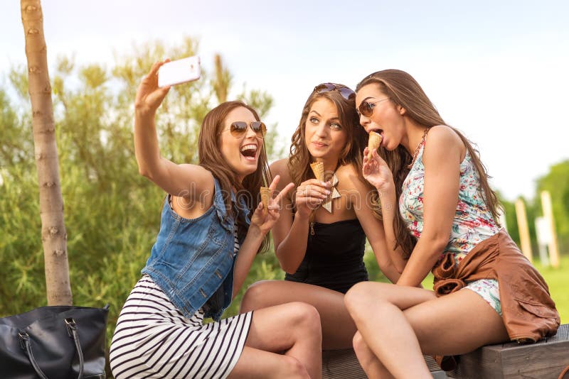 novia hermosa 3 que come el helado mientras que foto de Selfie fotos de archivo novia hermosa 3 que come el helado mientras que foto de Selfie fotos de archivo