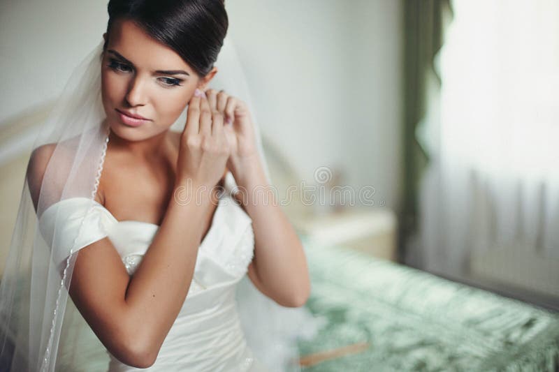 Novia joven elegante encantadora fotografía de archivo Novia joven elegante encantadora fotografía de archivo
