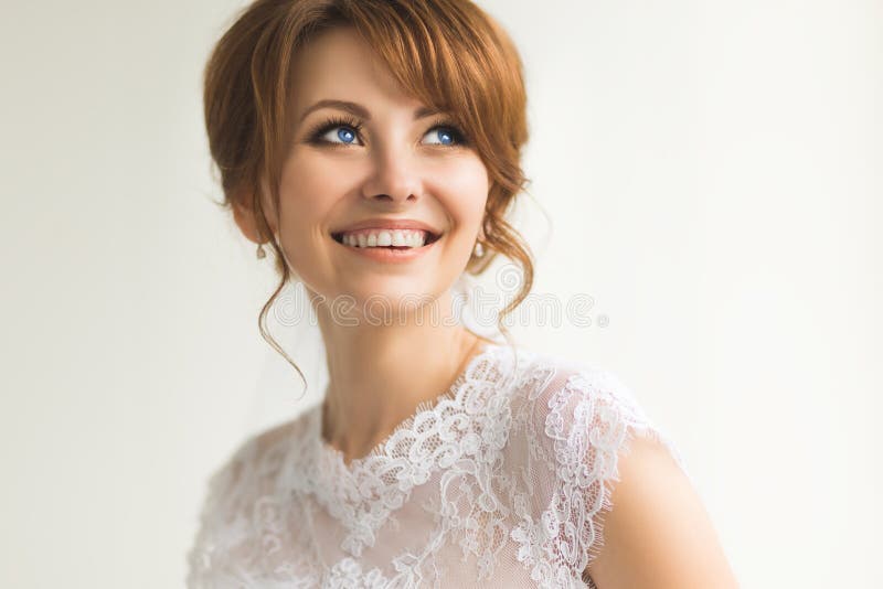 Novia joven hermosa con maquillaje de la boda fotografía de archivo libre de regalías Novia joven hermosa con maquillaje de la boda fotografía de archivo libre de regalías