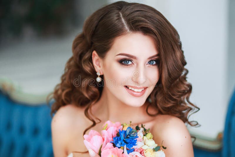 Novia joven hermosa con maquillaje de la boda y peinado interior Retrato del primer de la novia magnífica joven en estudio imagen de archivo libre de regalías Novia joven hermosa con maquillaje de la boda y peinado interior Retrato del primer de la novia magnífica joven en estudio imagen de archivo libre de regalías