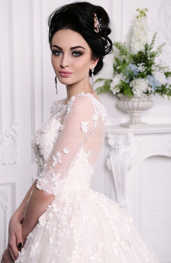Novia magnífica con el pelo oscuro en vestido de boda luxuious imágenes de archivo libres de regalías Novia magnífica con el pelo oscuro en vestido de boda luxuious imágenes de archivo libres de regalías