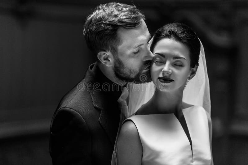 Novia magnífica elegante y novio elegante que abrazan, tacto sensual, fotos de archivo Novia magnífica elegante y novio elegante que abrazan, tacto sensual, fotos de archivo
