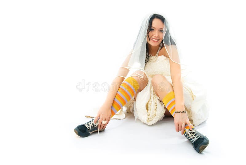 Novia que desgasta los zapatos que se divierten azules viejos imagen de archivo Novia que desgasta los zapatos que se divierten azules viejos imagen de archivo
