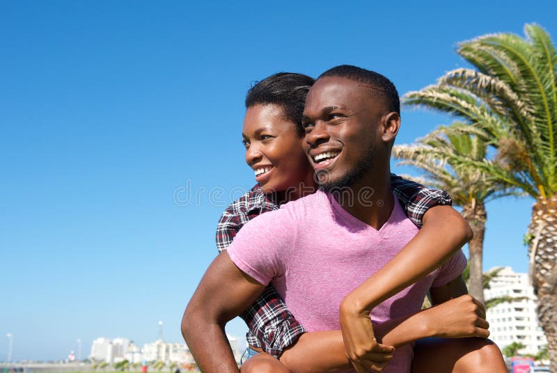 Novia que lleva del hombre feliz al aire libre imagenes de archivo Novia que lleva del hombre feliz al aire libre imagenes de archivo