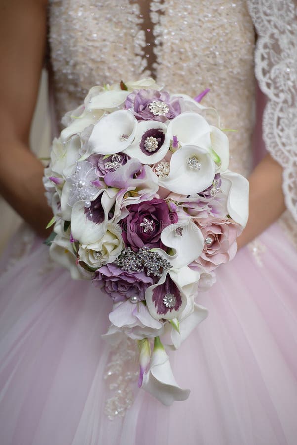 Novia Que Sostiene El Ramo De La Boda Que Ofrece Las Calas Con Acentos  Púrpuras Y Complementadas Con La Joyería De Plata Foto de archivo - Imagen  de novia, rosa: 95820472