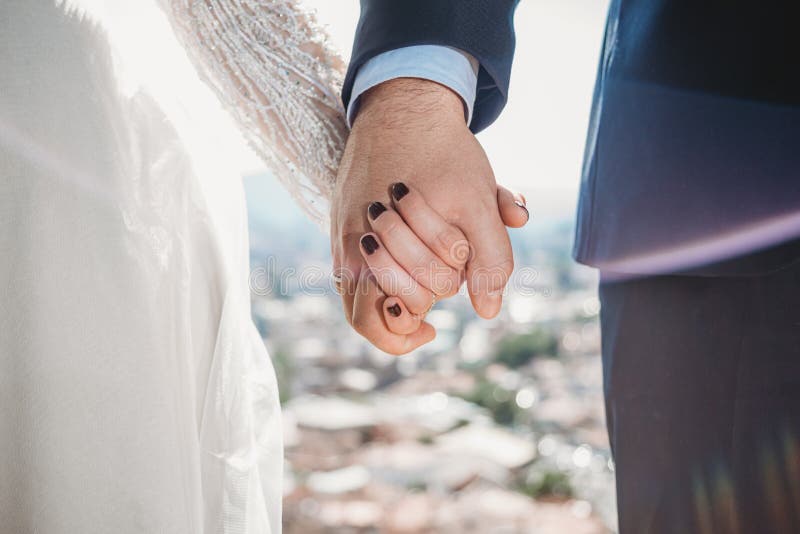 Novia Y Novio Agarrándose De La Mano Imagen de archivo - Imagen de mujer, felicidad: 187168789 Novia Y Novio Agarrándose De La Mano Imagen de archivo - Imagen de mujer, felicidad: 187168789