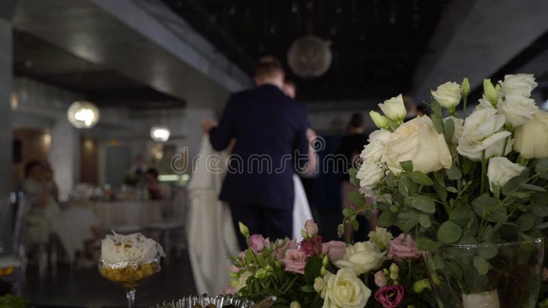 Novia y novio bailando la primera boda