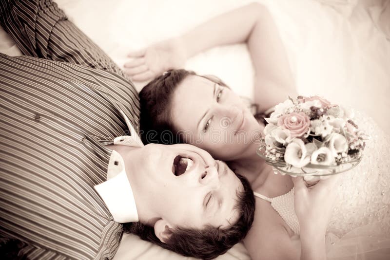 Novia y novio cansados fotografía de archivo Novia y novio cansados fotografía de archivo