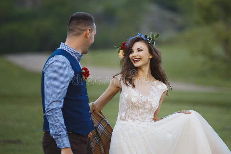 Novia y novio en besarse del parque los recienes casados novia y novio de los pares en una boda en bosque del verde de la natural fotografía de archivo libre de regalías