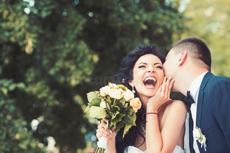 Novia y novio en el día de boda al aire libre en la naturaleza de la primavera Pares nupciales, mujer feliz del recién casado y h foto de archivo libre de regalías Novia y novio en el día de boda al aire libre en la naturaleza de la primavera Pares nupciales, mujer feliz del recién casado y h foto de archivo libre de regalías