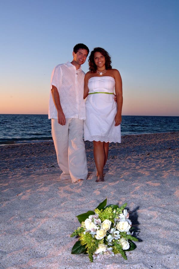 Novia y novio en la playa imagenes de archivo Novia y novio en la playa imagenes de archivo