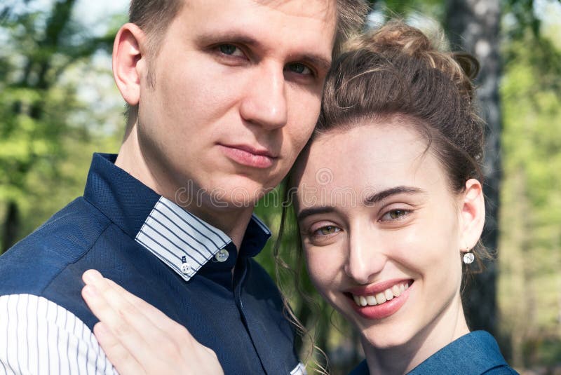 Novia y novio en un parque Besando a los recienes casados novia y novio de los pares en la boda en bosque del verde de la natural foto de archivo Novia y novio en un parque Besando a los recienes casados novia y novio de los pares en la boda en bosque del verde de la natural foto de archivo