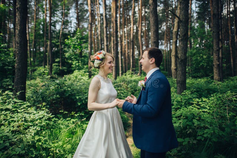 Novia y novio jovenes elegantes de lujo en la primavera su del fondo imágenes de archivo libres de regalías Novia y novio jovenes elegantes de lujo en la primavera su del fondo imágenes de archivo libres de regalías