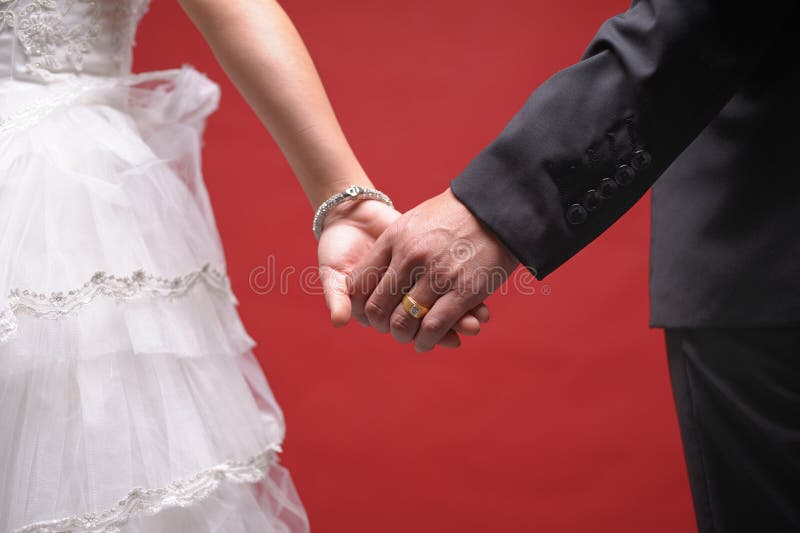 Novia y novio que se colocan así como corazón fotos de archivo Novia y novio que se colocan así como corazón fotos de archivo