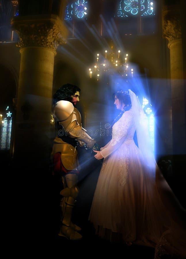 Novia y novia princesa dentro de la catedral fotografía de archivo libre de regalías