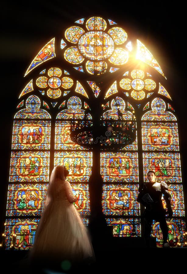 Novia y novia princesa dentro de la catedral foto de archivo libre de regalías