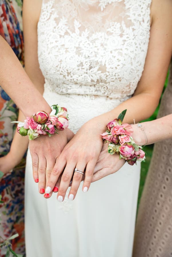 Novia y sus bridemaids que muestran sus manos imagenes de archivo Novia y sus bridemaids que muestran sus manos imagenes de archivo
