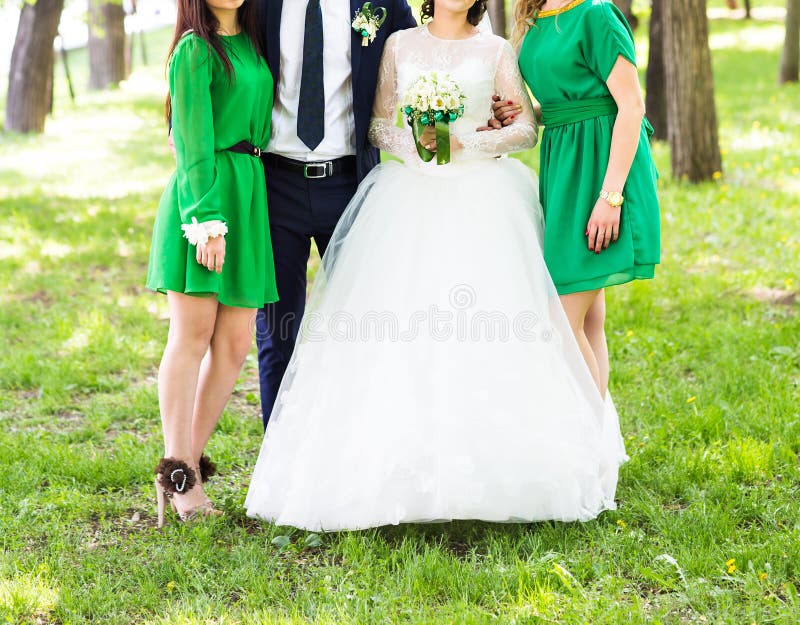 Novia y sus damas de honor que llevan los vestidos verdes claros de la dama de honor imagenes de archivo Novia y sus damas de honor que llevan los vestidos verdes claros de la dama de honor imagenes de archivo