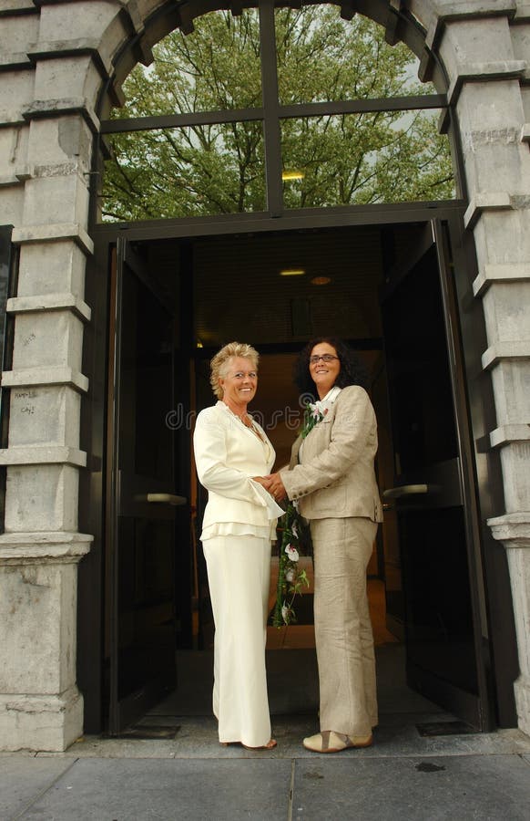 Novias lesbianas delante del ayuntamiento después de la ceremonia de unión Novias lesbianas delante del ayuntamiento después de la ceremonia de unión