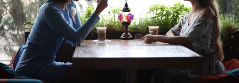 Novias que gozan en café junto Mujeres jovenes que se encuentran en un café encuentro de dos mujeres en un café para el café vest foto de archivo Novias que gozan en café junto Mujeres jovenes que se encuentran en un café encuentro de dos mujeres en un café para el café vest foto de archivo