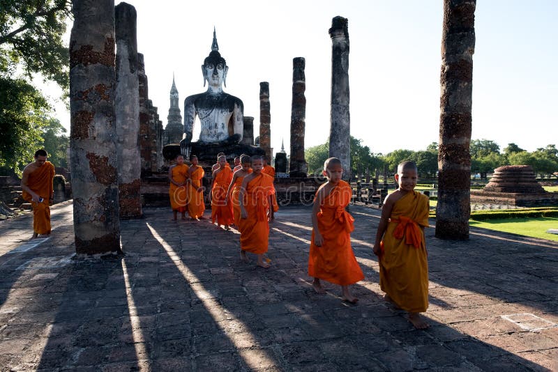 The novices are worshiping an ancient buddha image royalty free stock photography The novices are worshiping an ancient buddha image royalty free stock photography