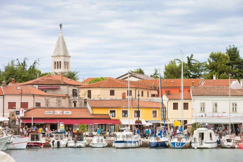 Novigrad Istria, Kroatien - SEPTEMBER 3, 2017 - segla skepp och motorbåtar på hamnen av Novigrad royaltyfri bild Novigrad Istria, Kroatien - SEPTEMBER 3, 2017 - segla skepp och motorbåtar på hamnen av Novigrad royaltyfri bild