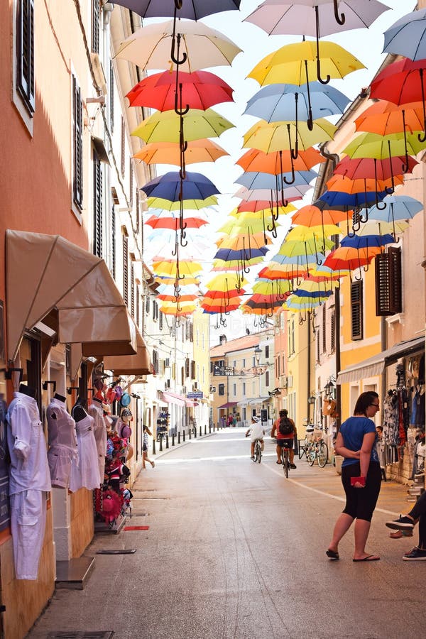 NOVIGRAD, KROATIË - AUGUSTUS 31, 2017: Smalle windende straat in Nr stock afbeelding NOVIGRAD, KROATIË - AUGUSTUS 31, 2017: Smalle windende straat in Nr stock afbeelding
