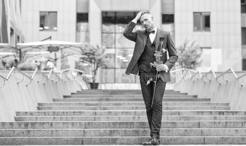 Novio de hombre elegante en tuxedo. novio de tuxedo bowtie exterior. hermoso novio foto de archivo