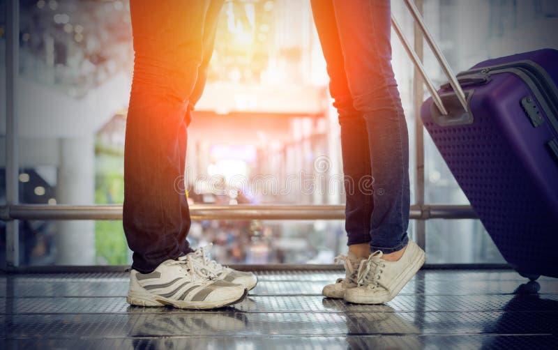 Novio del beso de la situación de la mujer en pares del aeropuerto fotografía de archivo libre de regalías Novio del beso de la situación de la mujer en pares del aeropuerto fotografía de archivo libre de regalías