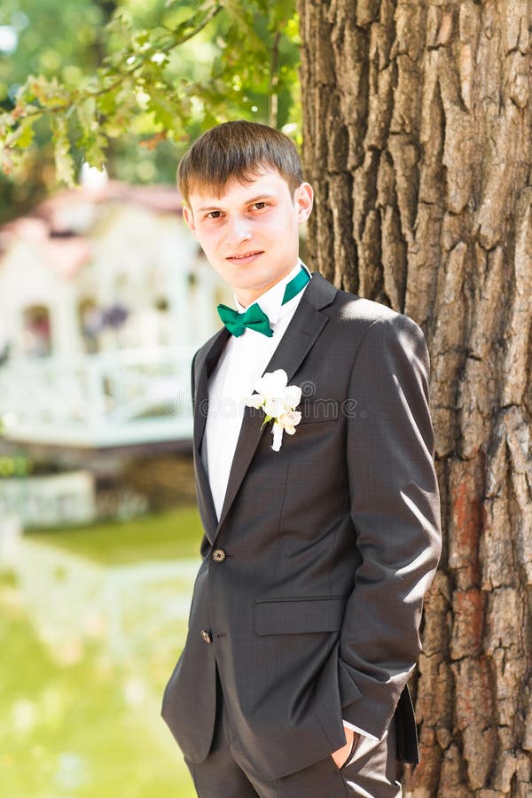 Novio hermoso en traje en la naturaleza varón imágenes de archivo libres de regalías Novio hermoso en traje en la naturaleza varón imágenes de archivo libres de regalías