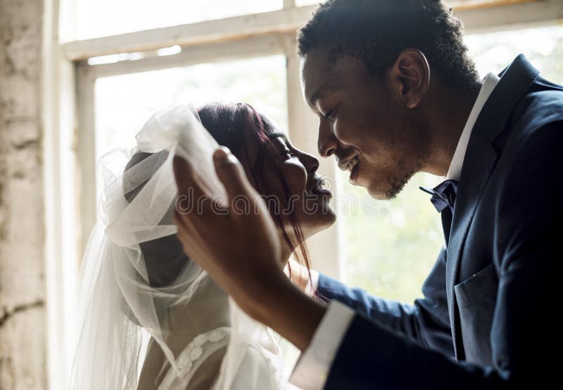 Novio Open Bride Veil de la ascendencia africana del recién casado que se casa Celebrati